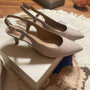 BNIB Clarks artisan Sage Ursa taupe sling back kitten heel